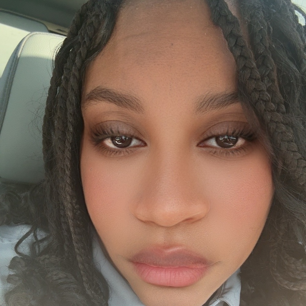 Meet your Posher, Alexis